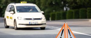 24.09.2022, Hessen, Frankfurt/Main: Aufgestelltes Warnschild ·Zollkontrolle· mit Taxi im Hintergrund. Am Frankfurter Flughafen wurde eine Kontrollaktion des Zolls und der Hessischen Eichdirektion durchgeführt. Foto: Hannes P. Albert/dpa +++ dpa-Bildfunk +++
