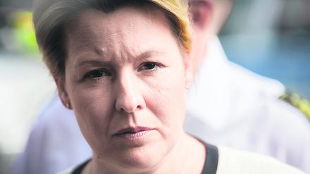 Franziska Giffey (SPD), Regierende Bürgermeisterin von Berlin, blickt ernst nach einem tödlichen Zwischenfall in der Näher der Gedächtniskirche, während sie sich vor Ort informiert. Ein Auto ist in der Nähe der Gedächtniskirche in Berlin in eine Personengruppe gefahren, ein Mensch ist gestorben. Das sagte ein Feuerwehrsprecher am Mittwoch. +++ dpa-Bildfunk +++