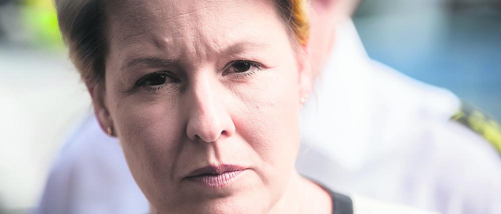 Franziska Giffey (SPD), Regierende Bürgermeisterin von Berlin, blickt ernst nach einem tödlichen Zwischenfall in der Näher der Gedächtniskirche, während sie sich vor Ort informiert. Ein Auto ist in der Nähe der Gedächtniskirche in Berlin in eine Personengruppe gefahren, ein Mensch ist gestorben. Das sagte ein Feuerwehrsprecher am Mittwoch. +++ dpa-Bildfunk +++