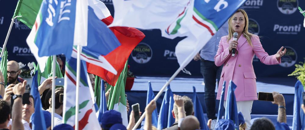 Giorgia Meloni, Vorsitzende der rechtsextremen Partei Fratelli d’Italia, hält während einer Wahlveranstaltung ihrer Partei eine Rede.