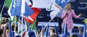 Giorgia Meloni, Vorsitzende der rechtsextremen Partei Fratelli d’Italia, hält während einer Wahlveranstaltung ihrer Partei eine Rede.