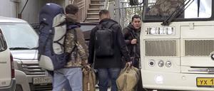 Russische Wehrpflichtige steigen in einen Bus.