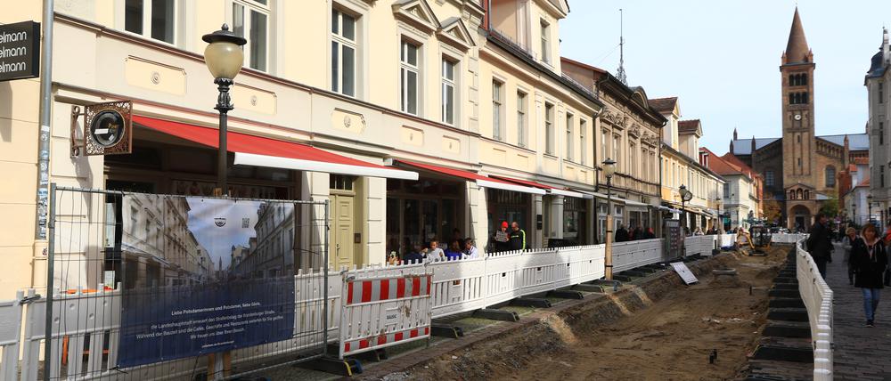 Die Baustelle in der Brandenburger Straße - Händler sind auch verärgert, weil sie derzeit oft verwaist wirkt.
