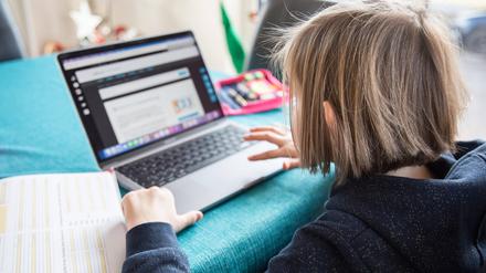 Dass die Lerndefizite im Schuljahr 2021/2022 anhalten, erwarten mehr als die Hälfte der Eltern in Deutschland, die Schüler:innen sind hingegen viel optimistischer.