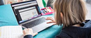 Dass die Lerndefizite im Schuljahr 2021/2022 anhalten, erwarten mehr als die Hälfte der Eltern in Deutschland, die Schüler:innen sind hingegen viel optimistischer.