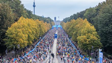 25.09.2022, Berlin: Leichtathletik: Marathon, Entscheidung(en) Marathon. Die Läufer der ersten Welle starten auf der Straße des 17. Juni zum BMW Berlin Marathon. Foto: Andreas Gora/dpa +++ dpa-Bildfunk +++