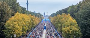 25.09.2022, Berlin: Leichtathletik: Marathon, Entscheidung(en) Marathon. Die Läufer der ersten Welle starten auf der Straße des 17. Juni zum BMW Berlin Marathon. Foto: Andreas Gora/dpa +++ dpa-Bildfunk +++