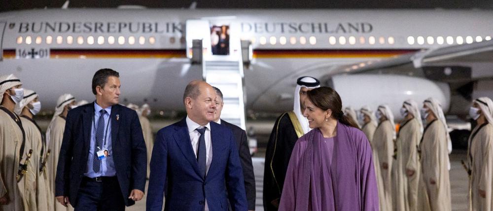Bundeskanzler Olaf Scholz (SPD) wird auf dem Flughafen von Abu Dhabi von der Ministerin für Klimawandel und Umwelt der Vereinigten Arabischen Emiraten, Mariam bint Mohammed Saeed Hareb Almheiri, empfangen. 