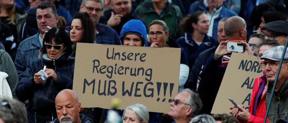 Teilnehmer:innen einer Demonstration in Lubmin am 25. September.