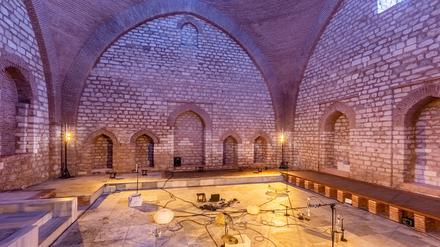 Das Hamam erklingt. Sound-Installation von Tarek Atoui.