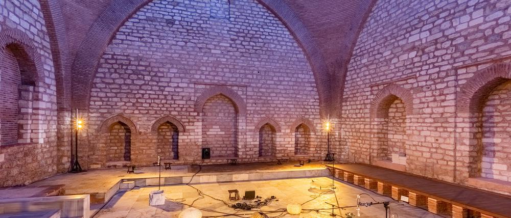 Das Hamam erklingt. Sound-Installation von Tarek Atoui.