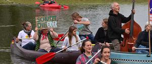 Brandenburg, Kienitz: Auf dem Fluss Oder am Hafen von Kienitz protestieren Menschen in Kanus zum internationalen Tag der Flüsse gegen den Ausbau des Flusses Oder.