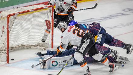 In der Schlussphase der Partie verloren die Eisbären die Kontrolle.