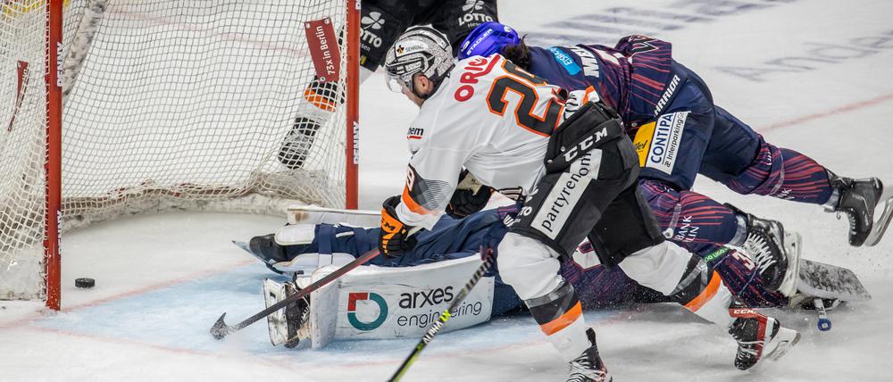In der Schlussphase der Partie verloren die Eisbären die Kontrolle.