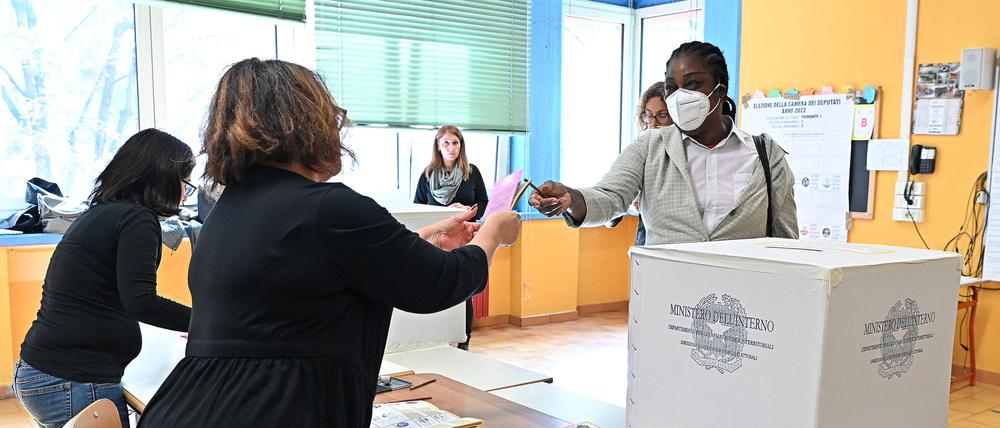  Italien wählt: Szene aus einem Wahllokal in Turin.