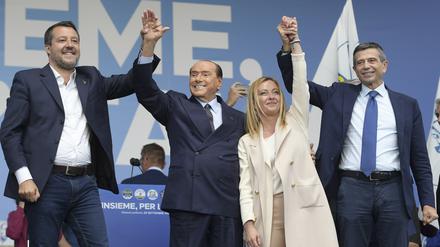 Matteo Salvini, Silvio Berlusconi, Giorgia Meloni und Maurizio Lupi bei einer Wahlkampfveranstaltung (Archivbild).