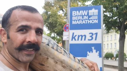 Mit Baumstamm und guter Laune unterwegs: Mehmet Topyürek.