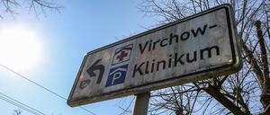 Coronavirus in Berlin Berlin, 22.03.2020, Wedding. Hinweisschild Zufahrt zur zentralen Notaufnahme der Charite Campus Virchow-Klinikum. Nach der Verordnung des Berliner Senat herrscht Besuchsverbot in der Klinik. Berlin Berlin Deutschland Wedding *** Coronavirus in Berlin Berlin, 22 03 2020, Wedding Information sign Access to the central emergency room of the Charite Campus Virchow Klinikum According to the decree of the Berlin Senate, visiting the Klinik Berlin Berlin Deutschland Wedding 