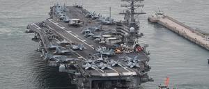 Der US-Flugzeugträger USS Ronald Reagan verlässt einen Hafen in Busan, Südkorea.