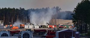 Rauchwolken steigen bei einem Brand auf dem Gelände der Gigafactory von Tesla in den Himmel. In den frühen Morgenstunden ist es auf dem Gelände zu einem Brand gekommen. 
