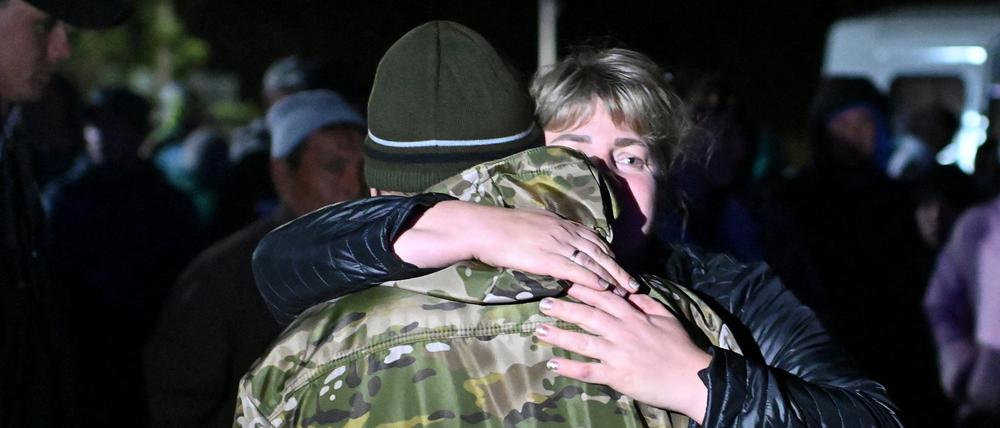 Eine Frau verabschiedet sich in Sibirien von einem Mann, der eingezogen wird. 