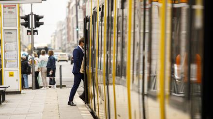 ARCHIV - 01.09.2021, Berlin: Straßenbahnverkehr an der Haltestelle Friedrichstraße. In Berlin soll es ab Oktober ein Nahverkehrsticket für monatlich 29 Euro geben, befristet bis zum Ende des Jahres.
(zu dpa: «Berlin bekommt ein 29 Euro-Ticket - viele Fragen sind noch offen») Foto: Carsten Koall/dpa +++ dpa-Bildfunk +++