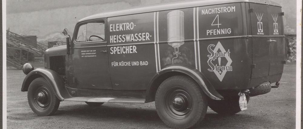 Damals wie heute: Ein Werbewagen der Bewag ist im Kriegsjahr 1942 bemalt mit einem Aufruf zum Stromsparen.