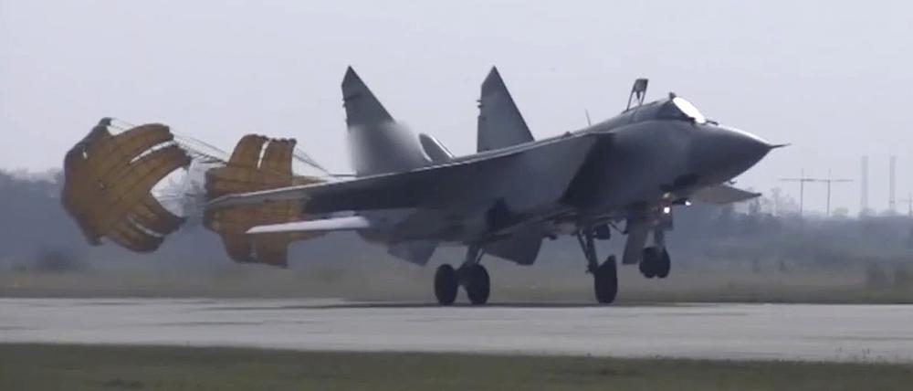 Auf diesem vom Pressedienst des russischen Verteidigungsministeriums am 18. August 2022, veröffentlichten und von AP zur Verfügung gestellten Handout-Foto landet ein MiG-31-Kampfjet der russischen Luftwaffe auf dem Luftwaffenstützpunkt Tschkalowsk im Gebiet Kaliningrad (Symbolfoto).