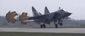 Ein MiG-31-Kampfjet der russischen Luftwaffe auf dem Luftwaffenstützpunkt Tschkalowsk im Gebiet Kaliningrad. 
