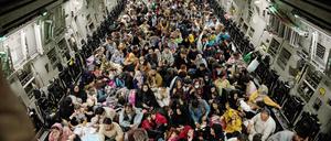 Nur weg von hier: Afghanische Flüchtlinge in einer C-17 Globemaster III der US-Luftwaffe. 