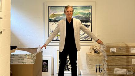 Armin Sprotte beim Einpacken in der Galerie in Kampen/Sylt.