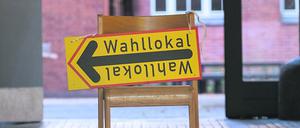 Wähler auf dem Weg zur Stimmabgabe anlässlich der Bundestagswahl, der Wahl zum Berliner Abgeordnetenhaus und der Abstimmung über das Volksbegehren in einem Wahllokal in Berlin-Prenzlauer Berg.