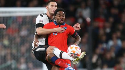 Enge Kiste. Niklas Süle (links) im Duell mit Raheem Sterling.