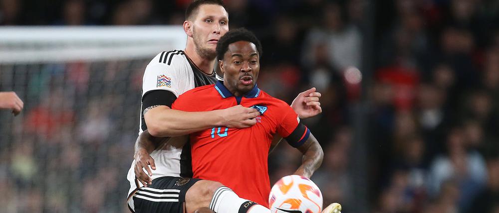 Enge Kiste. Niklas Süle (links) im Duell mit Raheem Sterling.