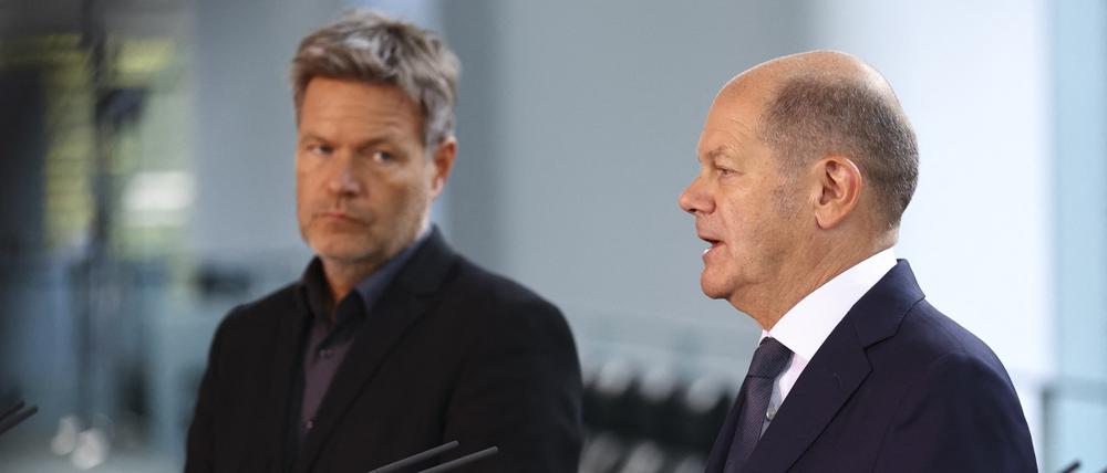 Bundeskanzler Olaf Scholz (r.) und Wirtschaftsminister Robert Habeck