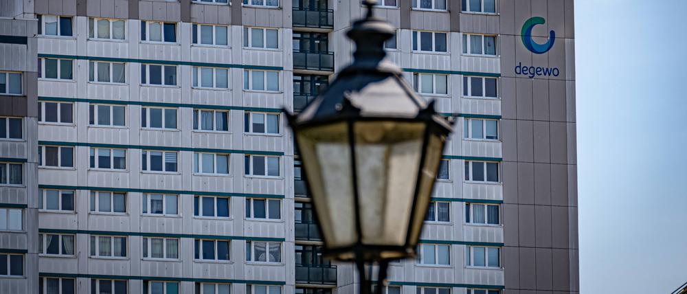 Das geplante Kündigungsmoratorium soll verhindern, deren Mieterinnen und Mieter der landeseigenen Wohnungsgesellschaften ihre Wohnung verlieren, wenn sie in Zahlungsschwierigkeiten geraten. 