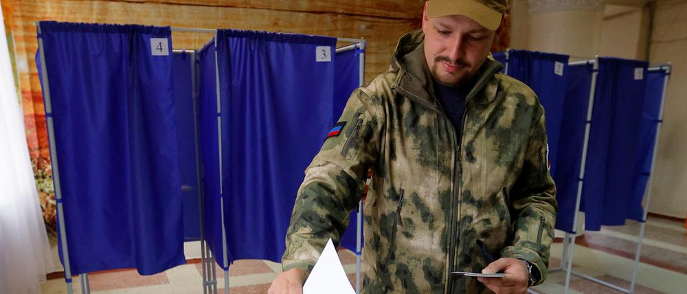 Ein Angehöriger der selbsternannten Volksrepublik Donezk (DVR) gibt seine Stimme in einem Wahllokal während eines Referendums über den Anschluss der DVR an Russland ab (Symbolbild).
