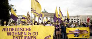 Mietendemo DEU, Deutschland, Germany, Berlin, 11.09.2021 Demonstranten der Initiative Volksentscheid Deutsche Wohnen und Co enteignen auf der Demonstration von Mieterorganisationen und politischen Initiativen gegen hohe steigende Mieten, teure Modernisierungen, Gentrifizierung und Zwangsraeumungen unter dem Motto Bundesweiter Mietendeckel, Wohnungskonzerne enteignen, Bodenspekulation Beenden Gegen Verdraengung und Mietenwahnsinn, Mieten Wahnsinn stoppen Mietenwahnsinn, in Berlin. Demo fuer die Unterstuetzung der Kampagne Deutsche Wohnen und CO Enteignen en: Protesters with poster for the campaign For a City with affordable rents For All under the slogan DW Deutsche Wohnen und CO Enteignen during a demonstration ot tenants rights organiz