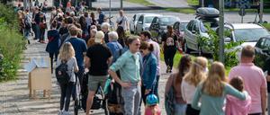 Warteschlangen gab es nicht nur in Pankow: Zahlreiche Menschen stehen vor den Wahllokalen im Tiergarten Gymnasium in Mitte.