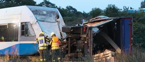 Helfer stehen nach dem Zusammenstoß in Koserow am Unglücksort.