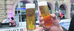 Mit Kölsch-Gläsern wird anlässlich der 25-Jahr-Feier der Kultkneipe "Ständige Vertretung" (StäV) angestoßen. +++ dpa-Bildfunk +++