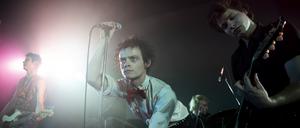 Sex-Pistols-Frontsänger Johnny Rotten wird von Anson Boon (Mitte) dargestellt, Sid Vicious (links) von Louis Partridge und Steve Jones von Toby Wallace. 