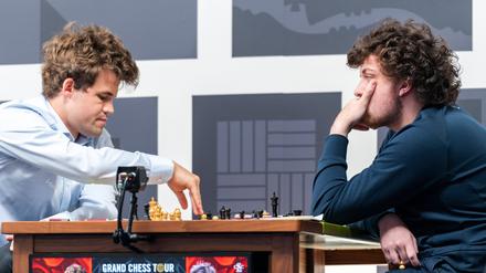 Magnus Carlsen (links) aus Norwegen sitzt Hans Niemann aus den USA in der dritten Runde vom Schachturnier Sinquefield Cup im Saint Louis Chess Club gegenüber. 