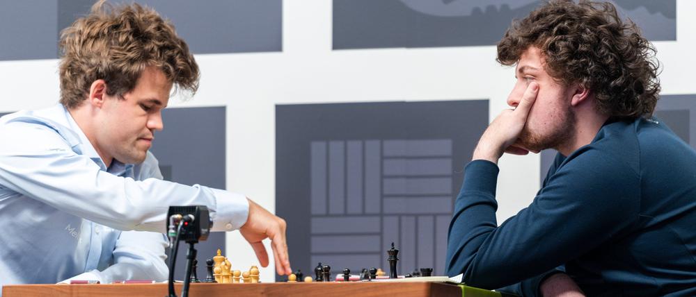 Magnus Carlsen (links) aus Norwegen sitzt Hans Niemann aus den USA in der dritten Runde vom Schachturnier Sinquefield Cup im Saint Louis Chess Club gegenüber. 