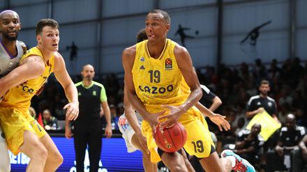 Louis Olinde (rechts) geht mit Alba als Titelverteidiger in die neue BBL-Saison.