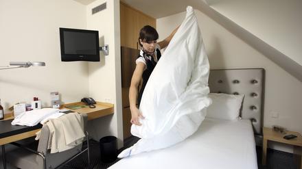 Auszubildende zur Hotelfachfrau, arbeitet in einem Hotel.