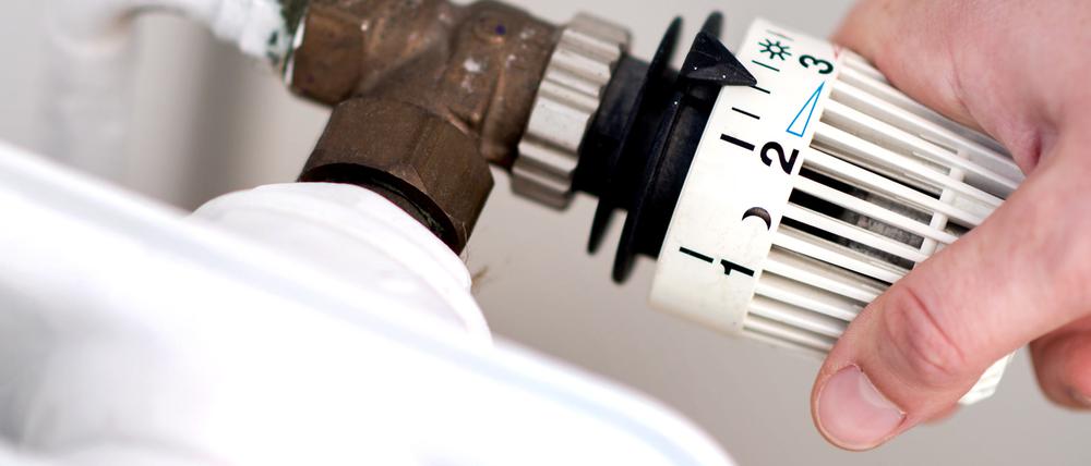  Eine Frau dreht am Thermostat einer Heizung. Schon im vergangenen Jahr haben Verbraucherinnen und Verbraucher fürs Heizen deutlich mehr hinlegen müssen - in diesem Jahr werden die Heizkosten noch stärker zulegen. 