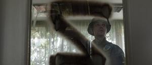 Ein ukrainischer Soldat in Isjum inspiziert ein Kindergartenzimmer mit dem Zeichen „Z“ an der Tür, das von den russischen Streitkräften benutzt wurde.