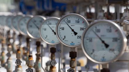 Gasleitungen mit Absperrventilen und Druckanzeigern führen in einen Erdgasspeicher in Ungarn.