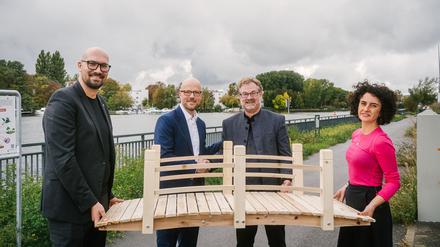 IHK-Präsident Sebastian Stietzel (2.v.l.) und HTW-Präsident Carsten Busch wollen den Austausch von Innovationen fördern. Als Brückenträger fungieren Wirtschafts-Staatssekretär Michael Biel (SPD) und Wissenschafts-Staatssekretärin Armaghan Naghipour (parteilos).